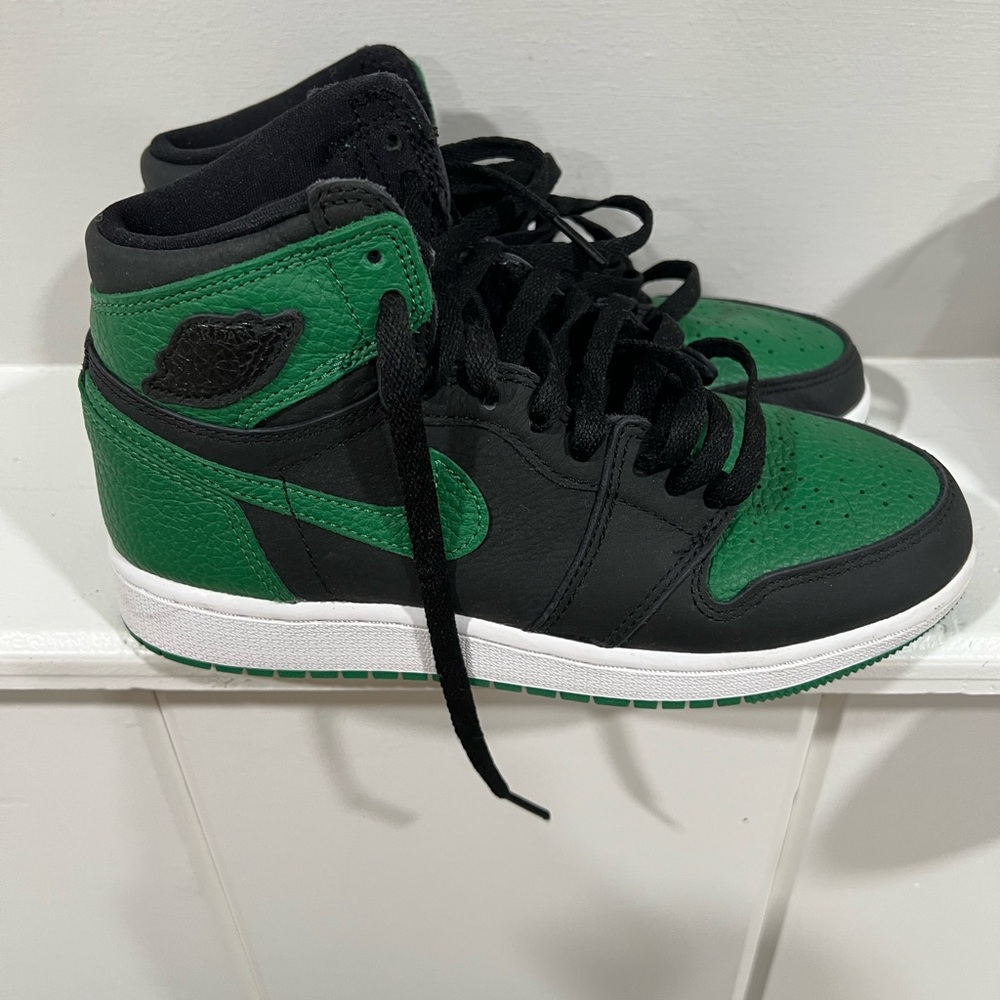 Jordan 1 High OG “Pine Green” — Size 5Y (GS)